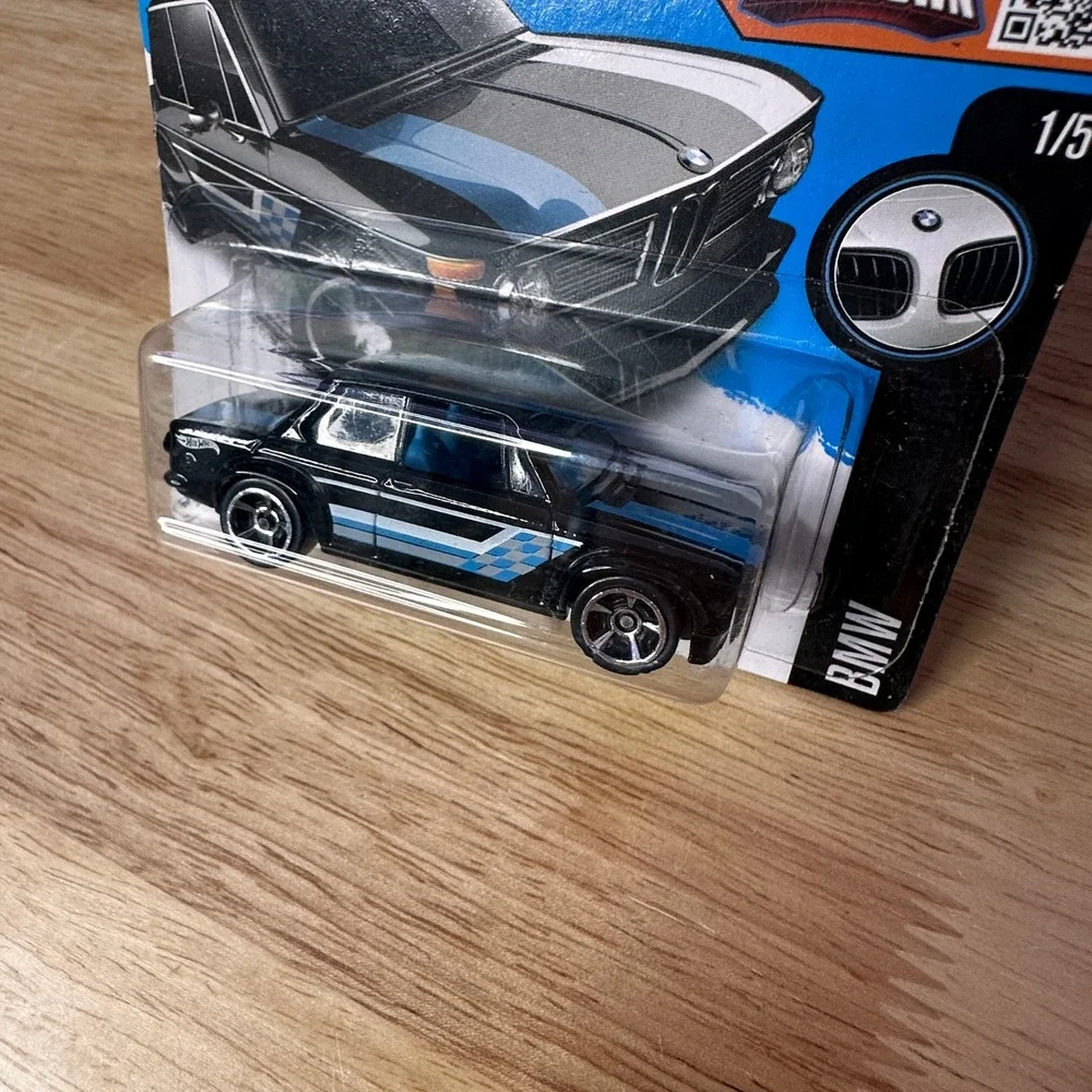 Hot Wheels BMW 2002 Black 1/5 2016 BMW Series 186/250 Diecast Car DHR80-D5B5